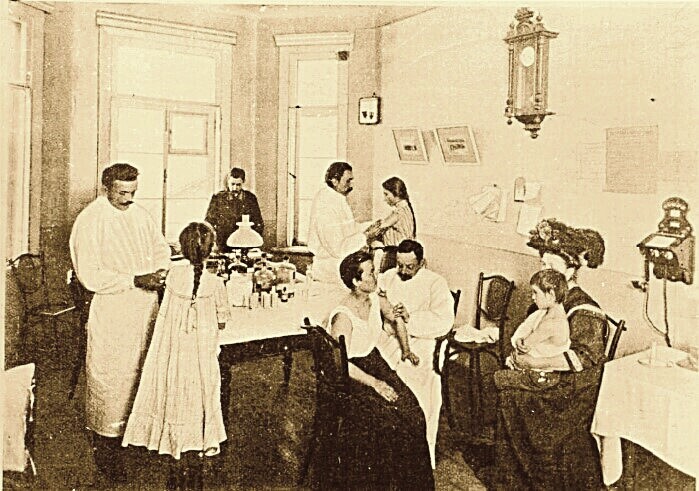 Vaccinating against cholera in St. Petersburg (1908)